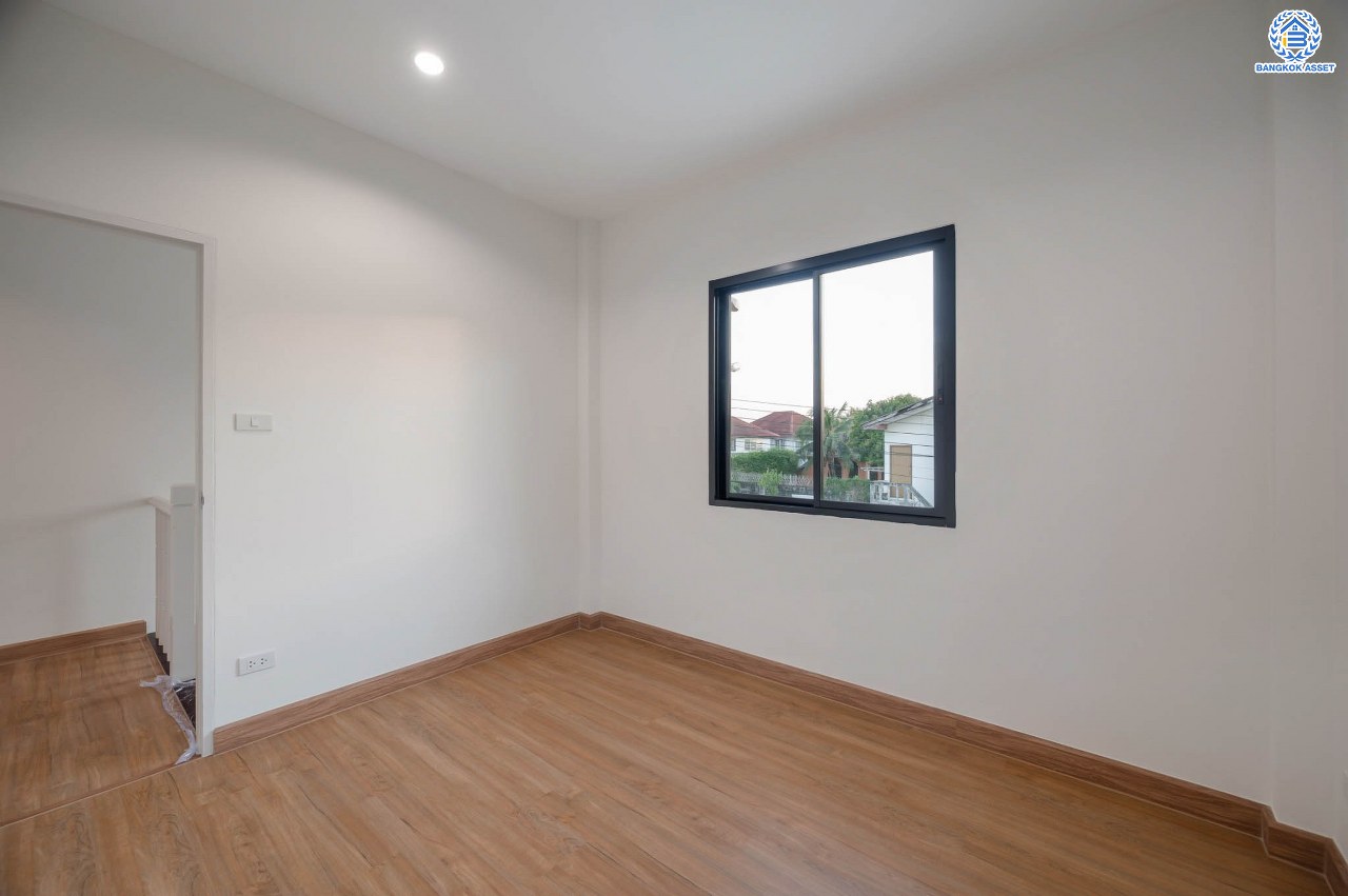 บ้านมือสองตกแต่งใหม่ โครงการ ลลิลอินเดอะพาร์ค บางใหญ่ บ้านเดี่ยว เนื้อที่ 54.60 ตร.ว. ฟังก์ชัน 3 ห้องนอน 2 ห้องน้ำ 1 ห้องอเนกประสงค์ 1 ที่จอดรถ บนทำเลเดินทางสะดวก ใกล้เซ็นทรัลเวสต์เกต ทางด่วน "กาญจนาภิเษก และรถไฟฟ้าสายสีม่วง "สถานีตลาดบางใหญ่"...